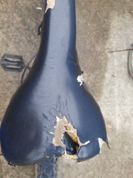 损坏的自行车坐垫皮革图片下载