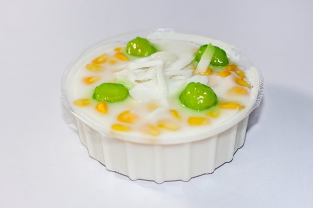 白色背景的椰浆泰国甜点。图片下载