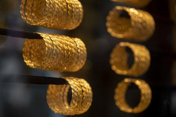 通过珠宝商的玻璃拍摄的黄金照片图片下载