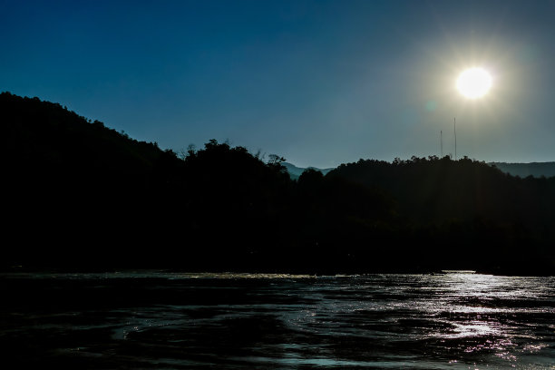 夕阳湖上，数码照片的图片作为背景图片下载