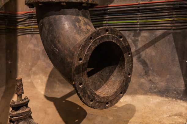 旧的大铁水管。地下管道系统。图片下载