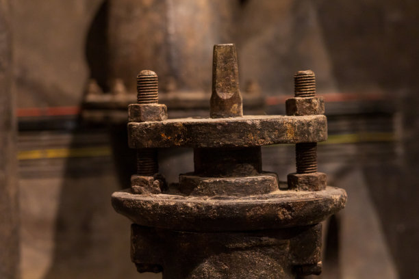 旧的大铁水管。地下管道系统。图片下载