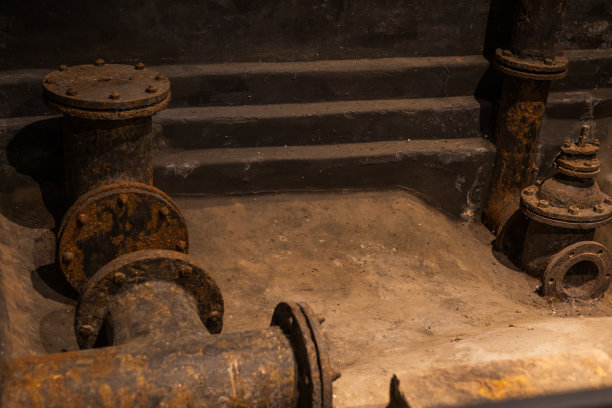 旧的大铁水管。地下管道系统。图片下载