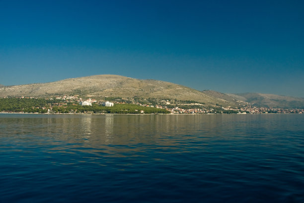 从海边俯瞰克罗地亚全景。照片来自游艇。图片下载