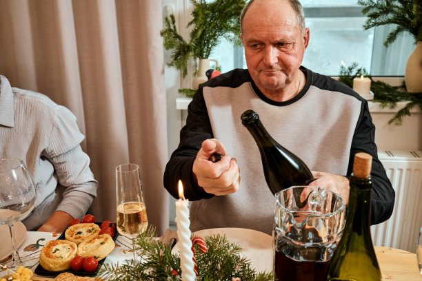 和家人一起庆祝圣诞节，装饰公寓，摆桌子准备晚餐图片下载