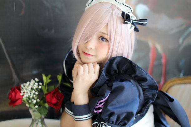 复古餐厅里穿着日本女仆服装的女孩肖像图片下载