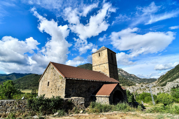 山上的老房子，照片作为背景，在韦斯卡阿拉贡省janova财政sobrbe图片下载