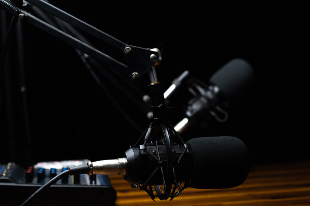 抽象的播客设备在烟雾中，抽象的背景，酷有趣的外观。图片下载