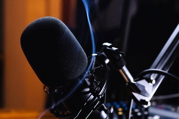 抽象的播客设备在烟雾中，抽象的背景，酷有趣的外观。图片下载