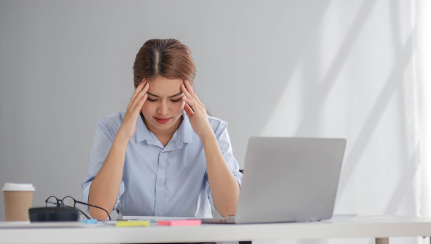 困惑不解的亚洲女性努力思考在线问题解决方案，看着笔记本电脑屏幕，担心严肃的亚洲女商人专注于解决困难的工作电脑任务图片下载