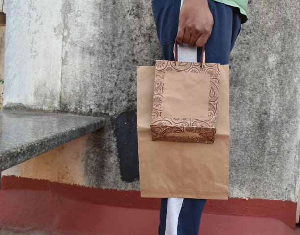 一个男人背着纸袋去购物的特写照片。图片下载