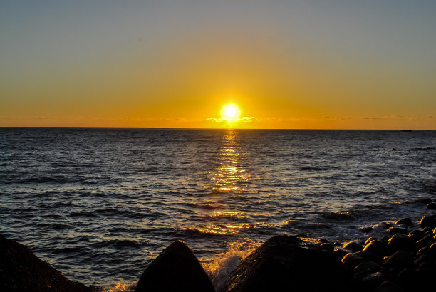 日落在海边，数码照片的图片作为背景图片下载