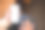 一位女士在室内使用智能手机的特写照片。一个白屏智能手机模型图片下载
