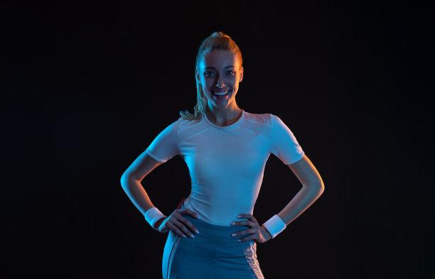 下载健身俱乐部在社交网络上做广告的照片…女孩健身影响者。女性健身，在家健身。运动动机。跑步者的概念。高分辨率图像图片下载