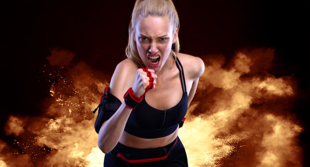 跑步跑步。运动员短跑跑。穿着霓虹色的女性影响者。下载健身俱乐部在社交网络上做广告的图片。运动动机音乐或视频的封面。图片下载