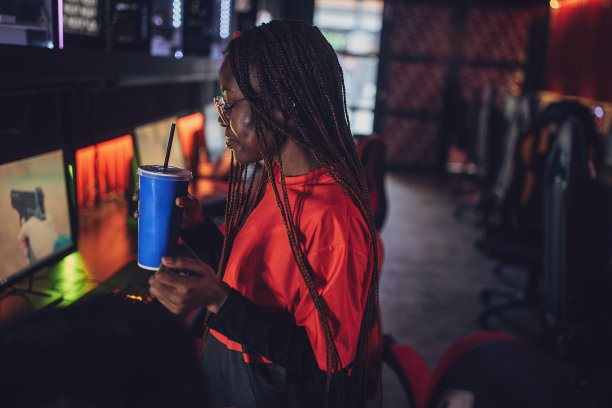 电子竞技中喝饮料的年轻黑人女玩家图片下载