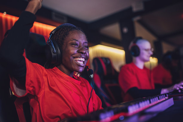 专业电竞团队庆祝胜利图片下载