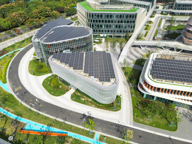 中国无锡，绿色能源现代建筑屋顶上的光伏板航拍照片图片下载