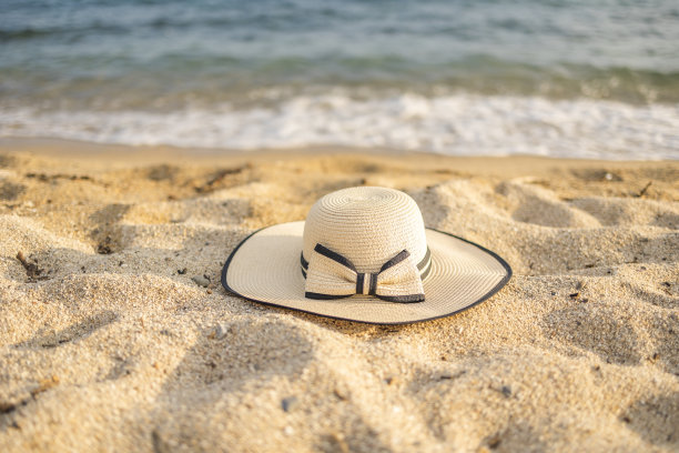 海滩上时髦的草帽。图片下载