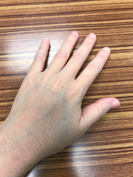 女性的手放在木制背景上，特写，选择性聚焦图片下载