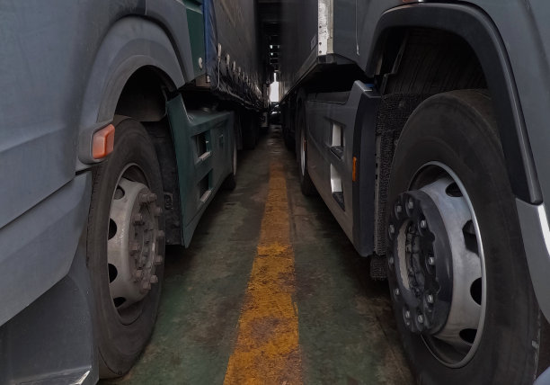 集装箱卡车。货车在渡船上的库存照片图片下载