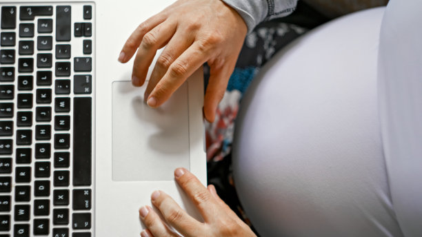 正上方是孕妇在家里用笔记本电脑工作的照片图片下载