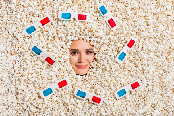 照片友好可爱的女士电影院3d眼镜脸埋在里面充满了爆米花创意的背景图片下载