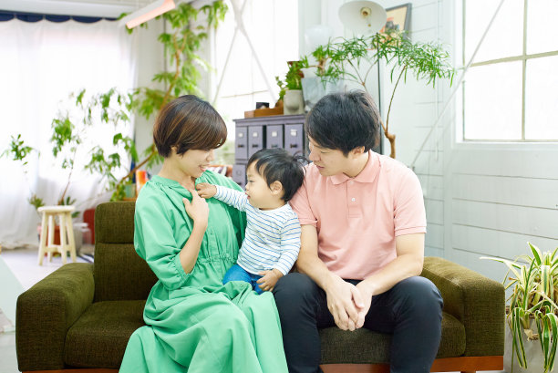 一家三口面带微笑放松图片下载