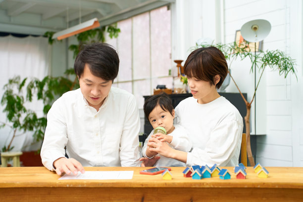 三口之家考虑购买房产图片下载