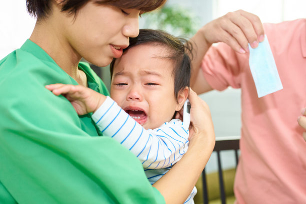 父母安慰哭泣的婴儿图片下载