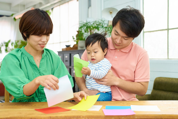 父母和孩子一起玩折纸图片下载