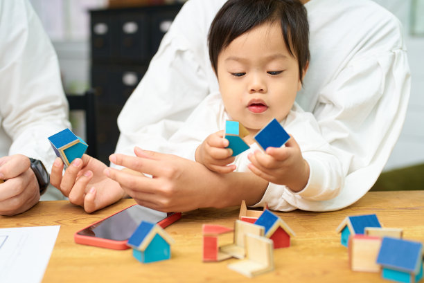 三口之家考虑购买房产图片下载