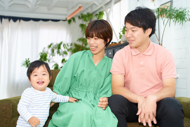 一家三口面带微笑放松图片下载