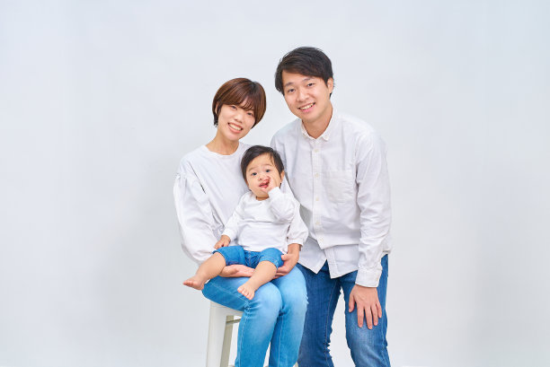 一家人微笑着排着队图片下载