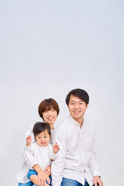 一家人微笑着排着队图片下载