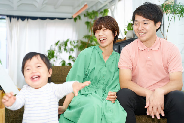 一家三口面带微笑放松图片下载