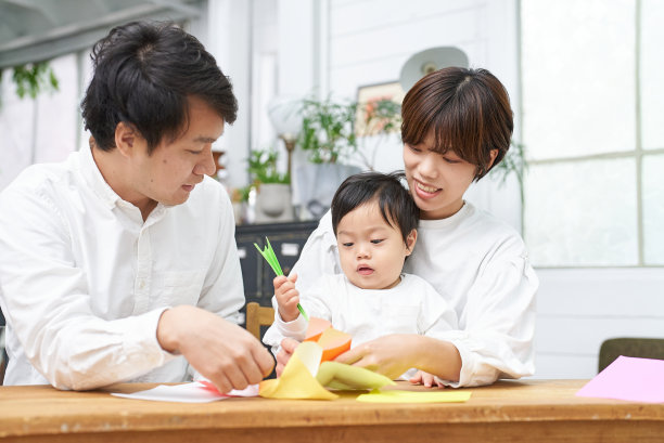 父母和孩子一起玩折纸图片下载