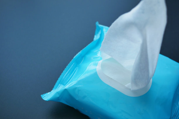 用湿抹布擦拭桌子上的复印空间图片下载