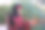 一名妇女穿着巴勒斯坦服装，周围有鲜花和玫瑰图片下载