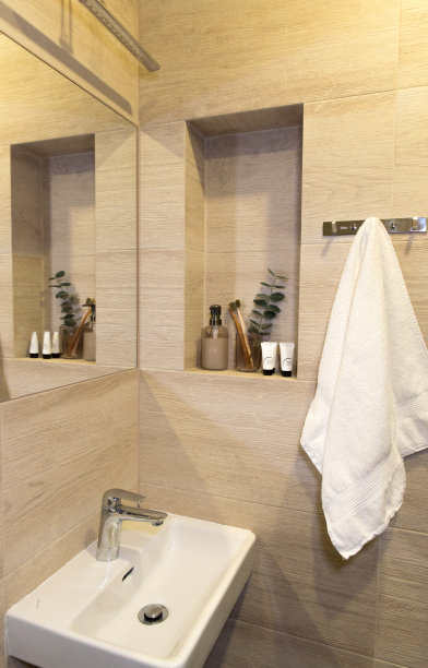 淋浴房，镜子，白毛巾，肥皂，凝胶图片下载