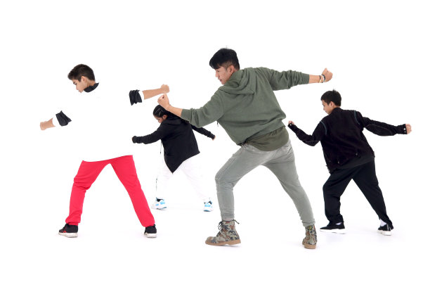 一群快乐的孩子在室内舞蹈教室里和老师一起学习现代舞，孩子们和大人一起跳着白底舞。舞蹈老师与学生一起教学和练习舞蹈。图片下载