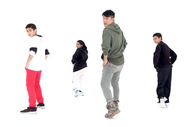 一群快乐的孩子在室内舞蹈教室里和老师一起学习现代舞，孩子们和大人一起跳着白底舞。舞蹈老师与学生一起教学和练习舞蹈。图片下载