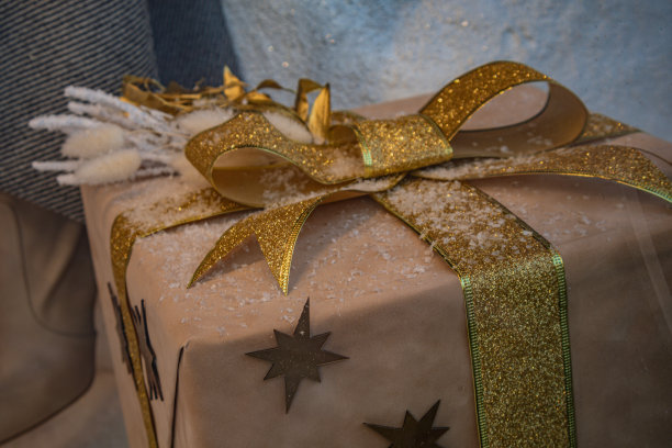 基辅,乌克兰。2023年11月28日:一个包装好的新年礼盒图片下载