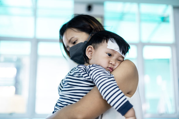 母亲抱着生病的婴儿图片下载