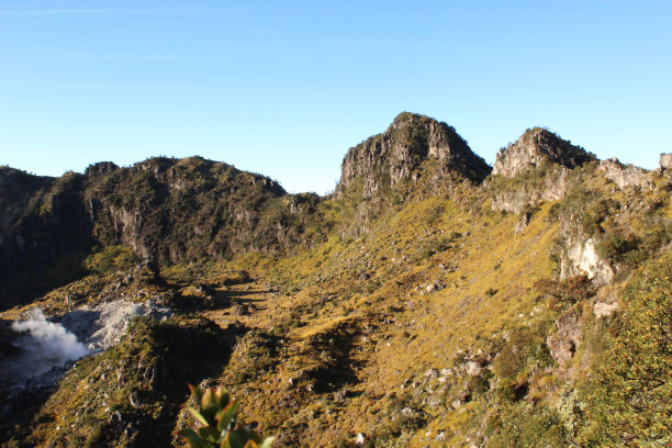 印度尼西亚爪哇中部火山山顶上美丽的岩石山，野生动物自然景观照片图片下载