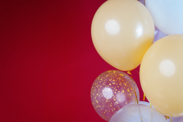 轻气球-白色，米色，透明，珍珠在红色的背景。水平的照片。文本空间图片下载
