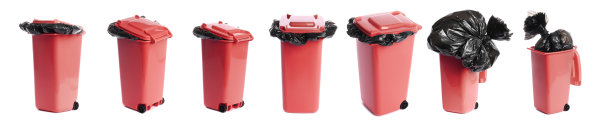 一组白色背景的垃圾桶。废物回收图片下载