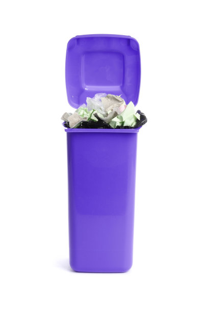 白色背景的垃圾桶。废物回收图片下载