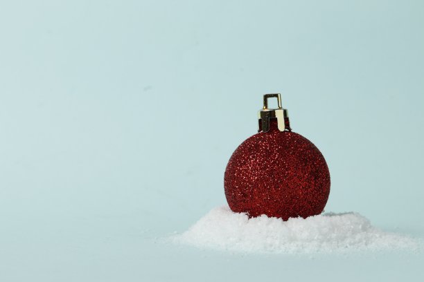蓝色背景上的红色圣诞球。放文字的地方。图片下载