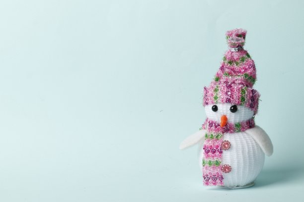 雪人在蓝色的背景。放文字的地方。图片下载